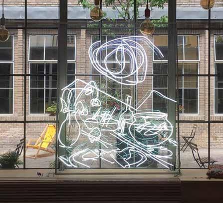 Marek Číhal Zátiší 19 od 8. 6. 2018 Klášterní zahrady, Litomyšl Instalace neonové kresby Marka Číhala v zahradě soukromého domu umožňuje jedinečný zážitek i návštěvníkům Klášterních zahrad.
