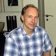 Vznik dnešního Internetu je datován do roku 1993, kdy Švýcar Tim Berners Lee vymyslel pro atomové fyziky ve švýcarském Bernu nový způsob výměny informací.