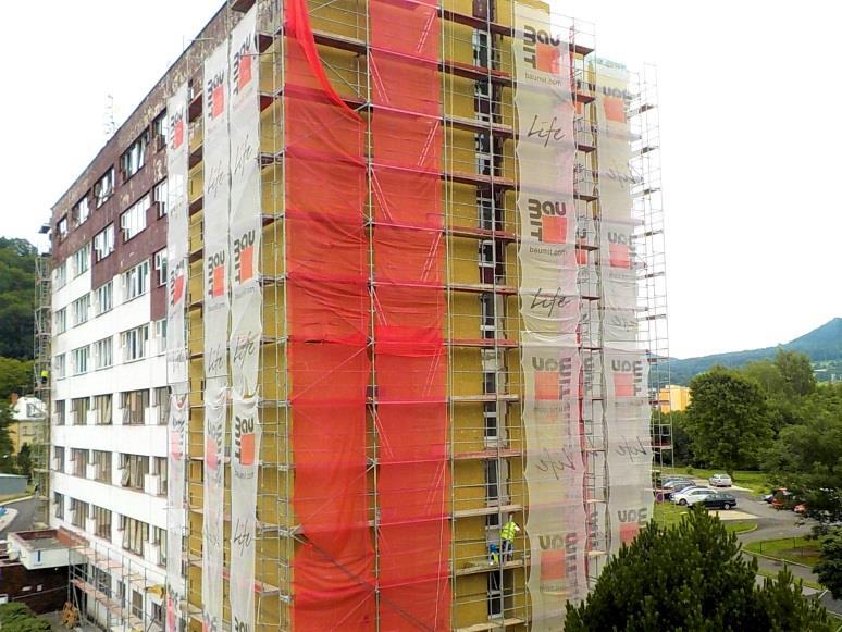 původní dřevěná okna jsou nahrazována za plastová v provedení trojskel z důvodu