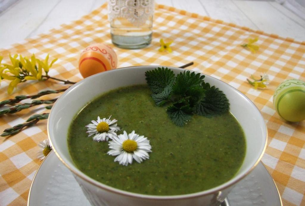 Jarní bylinková polévka 1lžíce oleje, 2 lžíce pohankové nebo žitné mouky, hrst mladých lístků kopřiv, hrst mladých lístků lesních jahod, hrst mladých lístků ostružin, sůl, pepř, 1/4 l vody