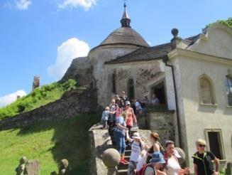 Prohlídka byla ozvláštněna hranými scénkami, soutěţemi a vědomostními