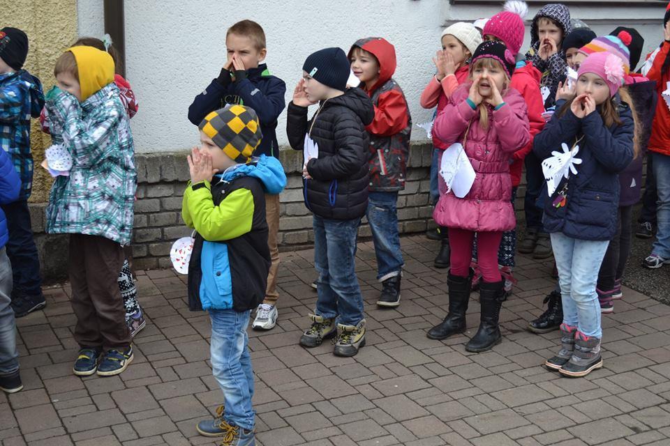 LOUČENÍ S PANÍ ZIMOU Na ZŠ Karlov máme rádi tradice.
