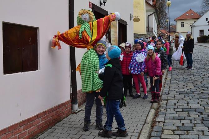 Nyní již čtvrtým rokem tradičně vyrážíme s dětmi vyprovodit paní Zimu, utopit Morenu a přivítat jaro. Ačkoliv se děti učí, že jaro začíná 21.