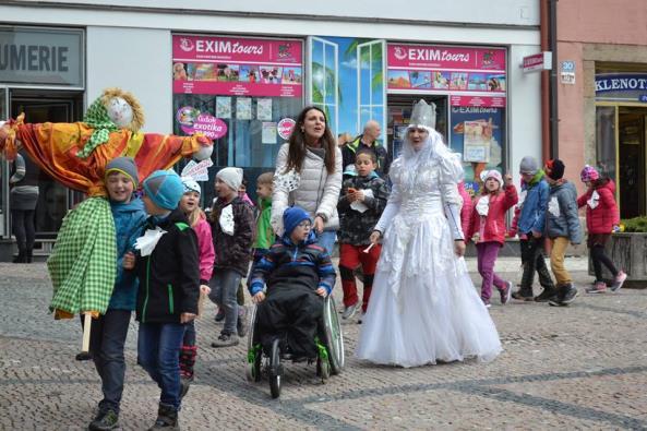 března v čele s paní Zimou a dětmi nesoucí Morenu průvodem přes město až k Benešovskému potoku u střelnice. Po cestě plnily jarní úkoly a zpívaly jarní písně.