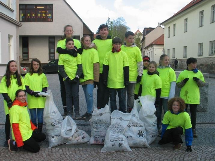 Naštěstí vždy přišlo nějaké zpestření. Třeba v podobě odchytu ještěrky nebo slepýše. Děvčata zase stihla obdivovat krásu a vůni fialek.