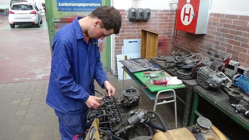 - v dílnách a speciálních učebnách školy, - na pracovištích smluvních partnerů pod vedením učitelů odborného výcviku (UOV), b) individuální - na pracovištích smluvních partnerů školy pod vedením