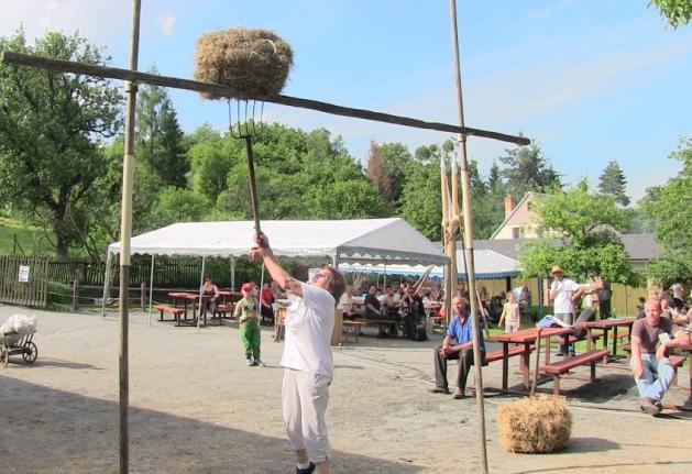 2013 ztratil můj tatínek pan Ludvík Kuchař před obchodem Pekárna celou svou peněženku i s veškerými doklady.