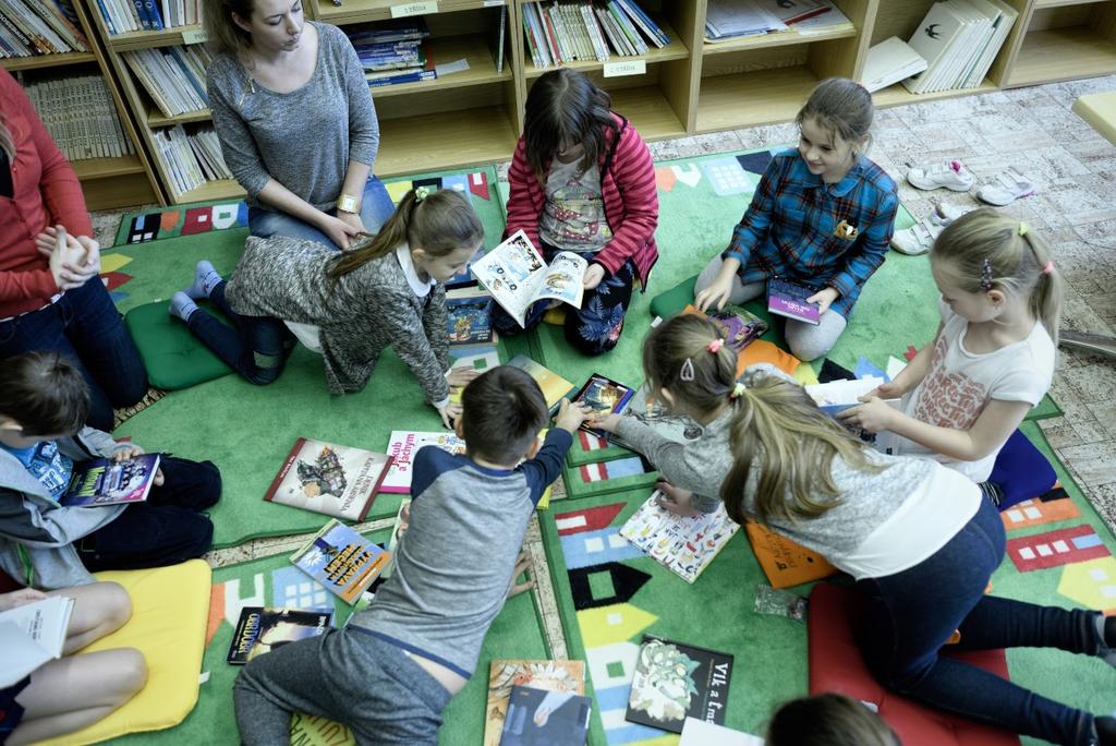 Čtenáři se díky znalosti školního prostředí mohou snadno ztotožňovat s hlavními hrdiny a porovnávat své zážitky s tím, co se odehrává v jednotlivých kapitolách.