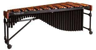 Hráči používají dvě paličky, tón xylofonu je ostrý, jasný a nemá dozvuk.
