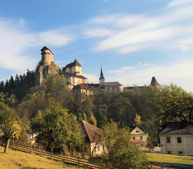 HRAD NA SKALE - ORAVSKÝ HRAD Národná kultúrna pamiatka 19 21 30 E, 49 15 47 N okres: Dolný Kubín obec : Oravský Podzámok Prvá písomná zmienka v roku 1267 Otváracie hodiny: 30.4. - 31. 5. 8.30-17.