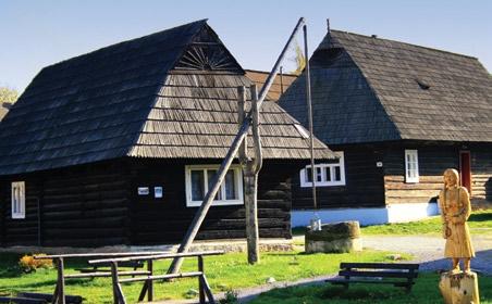 storočia do dnešných dní vytvára malebné prostredie obce Podbiel. Šindľom kryté dreveničky lemujú hlavnú cestu. Najstarším zachovalým domom je dom č. 115 z roku 1833.