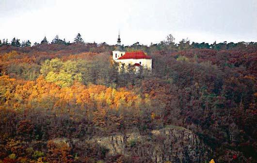 Jana Nepomuckého (na snímku), kolem přírodního útvaru Homolka, kde zkameněliny sbíral už Joachim Barrande. Vycházka končí ve Velké Chuchli. Celá trasa měří kolem pěti kilometrů.