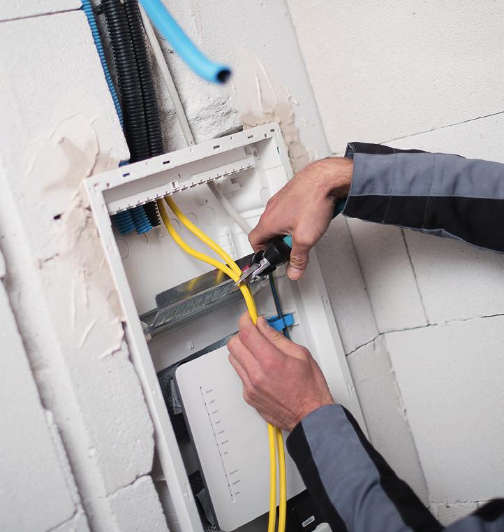 16 UK600 INTELIGENTNÍ PROSTOR PRO VAŠE INSTALAČNÍ PROJEKTY Skříň UK600 pro instalaci multimediální