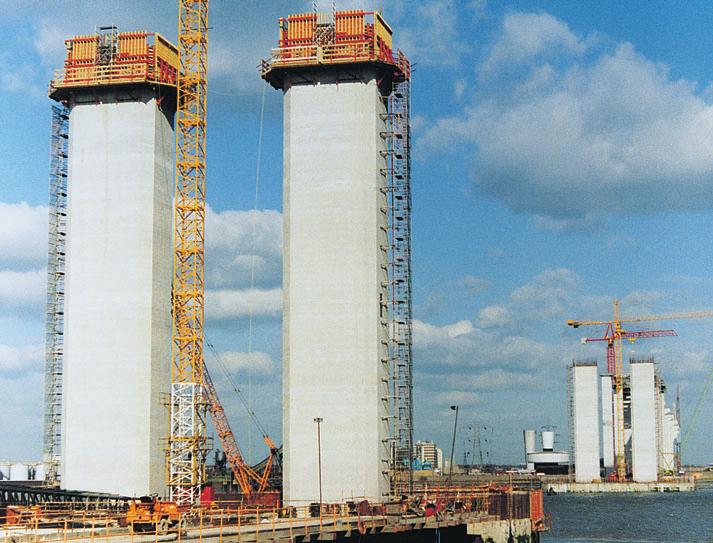 PERI CB 240 Zaručená bezpečnost v každé výšce CB 240 se stěnovým bedněním VARIO GT 24 na stavbě mostu v Anglii. PERI CB 240 je projektováno a typově odzkoušeno i pro nejvyšší rychlosti větru.
