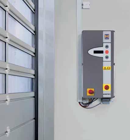Díky bezpečnostní světelné mříži jsou splněny bezpečnostní požadavky podle DIN EN 13241-1. Další instalace na vratech jsou tudíž zbytečné (např. zajištění před uzavírací hranou nebo světelná závora).