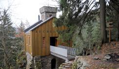 Turistická trasa K lesnímu hrádku Aichelburg Temný Důl Aichelburg Vlašské boudy Velká Úpa Centrum Pece pod Sněžkou / nebo obráceně (cca 8 km) Lesní hrádek Aichelburg stojí uprostřed lesů na úbočí