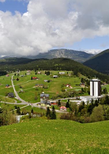 Vycházkové stezky a turistické trasy v okolí Vycházková trasa Okolo Pece Centrum Pece pod Sněžkou Velká pláň Chaloupky Malá pláň