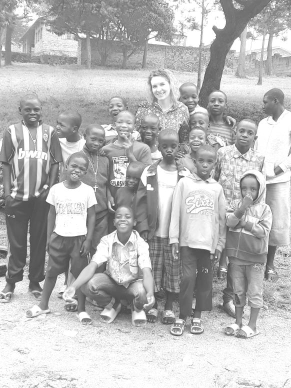 MĚSÍC NA MISIÍCH V ZEMI TISÍCŮ KOPCŮ A MILIONŮ ÚSMĚVŮ ANEB JEN TAK PŘEBÝVAT S LIDMI A ČEKAT, AŽ PŘIJDE BŮH Afrika byla pro mě už od narození tak trochu s e n. Tě ž k o ř í c t p r o č.