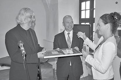 SLOVENSKÁ ZNÁMKA Trnava uviedla do života novú známku podomového kníhkupca Mateja Hrebendu Mgr. Ján Mička Dátum 16. 6. 2016 a ešte k tomu aj o 16. hodine.