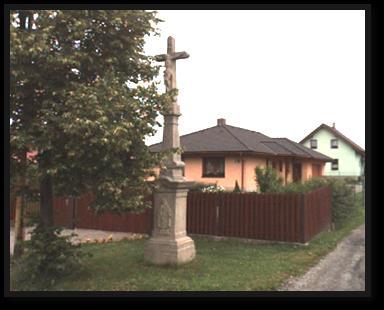 PÍSKOVCOVÝ KŘÍŽ NA UL. PADLÝCH HRDINŮ V HAVÍŘOVĚ V HAVÍŘOVĚ - ŽIVOTICÍCH KRUCIFIX S RELIÉFEM Kulturní památka od 25. 8. 1994, r. č.