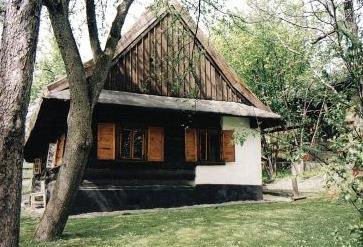 HAVÍŘOV-PODLESÍ KOTULOVA DŘEVĚNKA Kulturní památka venkovská usedlosti od 3. 5. 1958, r. č. ÚSKP: 26901/8-2219 stodola 27. 2. 2003, r. č. ÚSKP: 26901/8-2219/2 Rok: 1781 Místo: ul.