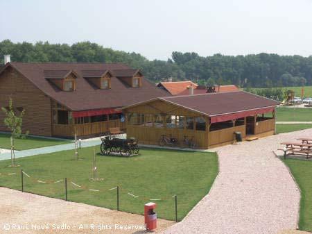 Obr. 14 Penzión Salaš v Cabaji Obr. 15 Ubytovňa Cabaj-Čápor Zdroj: http://www.salas-cabaj.sk/stranky/penzion-salas-cabaj.php Zdroj: http://www.