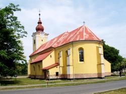 grófa bol žrebčín a tak sa práve na tomto mieste v roku 1814 konali prvé dostihy v Rakúsko - Uhorsku. Pred kaštieľom sa nachádza fontána a v areáli sa pohybujú pávy.