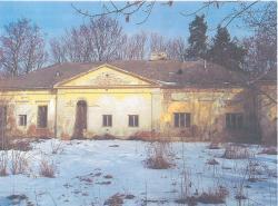 Ladislavovi na počesť grófa Ladislava Huňadyho. Obr. 23 Kostol sv. Ladislava v Mojmírovciach Obr. 24 Kúria malý kaštieľ v Mojmírovciach Zdroj: http://www.mojmirovce.sk/pamiatky.phtml?
