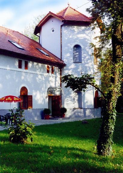 Obr. 25 Športový areál Mojmírovce Obr. 26 Krytá strelnica v Mojmírovciach Zdroj: http://www.mojmirovce.sk/ Zdroj: http://www.mojmirovce.sk/ Obr.