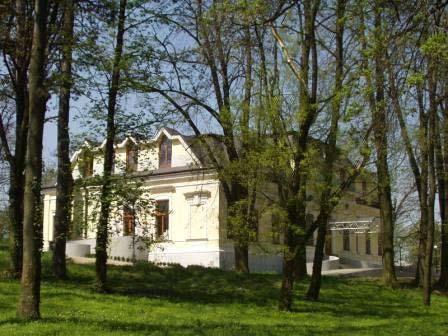 národa v Uhorsku. Dodnes sa v kostole nachádza jeho pamätná tabuľa. Okolie kostola je upravené a udržiavané, je to vhodné miesto na oddych.