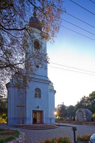 Murovanú vežu postavili až v roku 1791. Z pôvodného interiéru sa zachoval klasicistický obraz sv. Trojice z konca 18. storočia - olejomaľba na plátne.