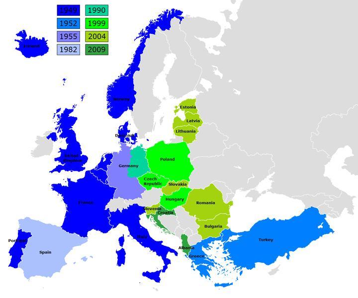 1.3.3. Rozšiřování NATO Po skončení Studené války a pádu komunistických režimů ve východní Evropě, byla v roce 1990 podepsána bývalými soupeři Společná deklarace o neútočení a vznikla