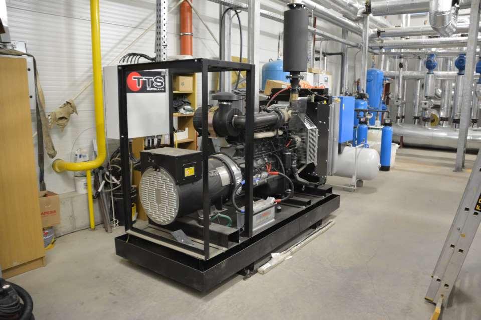 Motor na bioplyn pohání generátor elektřiny,