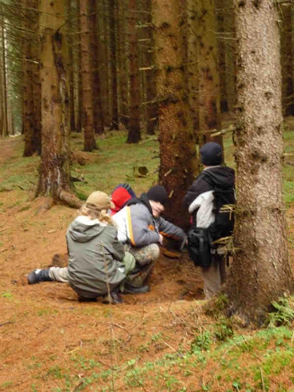 Pod Štěrbinou jsme odbočili z cesty a na vrchol jsme došli necestou. Kanyatara řekl, že na vrcholu nebo u vysílače možná taky bude nějaká keška. Jak to je doopravdy, se nám zjistit nepodařilo.