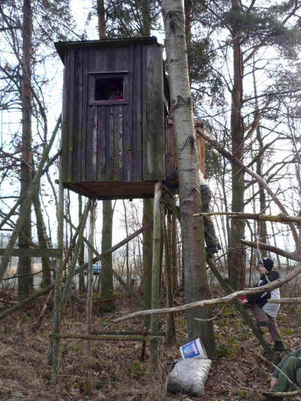 V posteli tradičně ještě chvilku čteme, tentokrát o zimní výpravě z Kroniky Hochů od Bobří řeky. Úterý 1.1.2013.Vstáváme pozdě a jdeme na procházku po okolí.