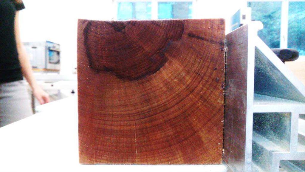 Naopak na čele 2 můžeme vidět, že vzdálenost mezi podložkou a dřevem je 2,679 mm po celé délce vzorku.
