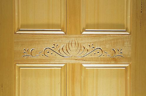 Ornament vyrobíte během několika minut. Potřebujete k tomu CMT sadu na ornamenty CRCS Start1 a jakoukoliv horní frézku. Sada obsahuje stopkovou frézu s kuželovým kroužkem, pomocný rám a 2 ks šablon.