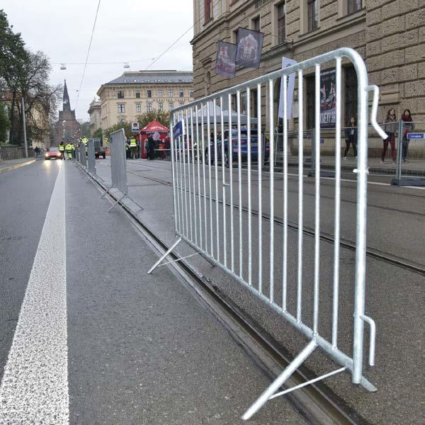 Staveništní rozváděč lze dodat s kovovým podstavcem nebo držáky pro upevnění na sloup či k připevnění na stěnu.