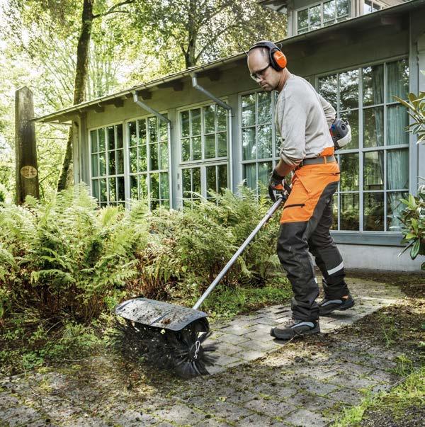 Součástí je prodlužovací díl 80 cm, díky kterému lze stříhat ploty i ve výšce cca 2,5 m.