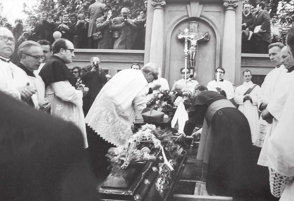 Soukromý archiv patera Miroslava Šimáčka Ukládání rakve do biskupské hrobky