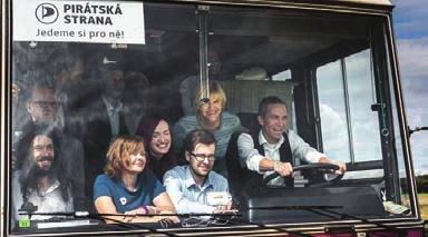 26 ÚSPĚCH KAMPANĚ PIRÁTŮ Úspěch přinesla v podobě více než půl milionu hlasů a 22 mandátů také kampaň pirátů. Koktejl rebelské romantiky a mladých tváří se podařilo překvapivě dobře prodat (obr. 4).