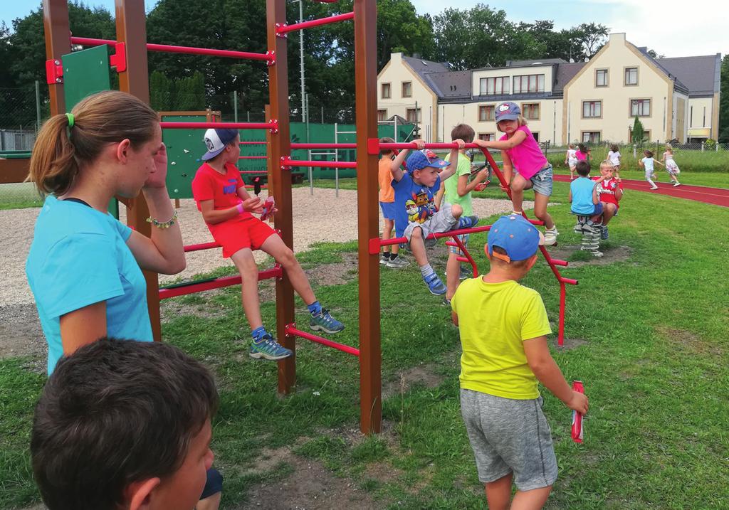 Doba se mění, ale touha vyzkoušet si něco nového a překonat své limity ještě zůstala, alespoň u dospělých, kteří předvedli řadu zajímavých cviků na workoutovém prvku.