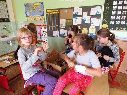 Do náplně výchovně vzdělávací práce školní družiny jsou zařazeny činnosti odpočinkové, zájmové a rekreační, ale také příprava na vyučování v podobě nenásilných didaktických her a úkolů.