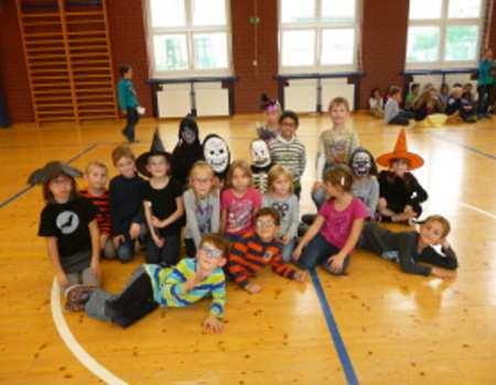 ČEKÁNÍ NA HALLOWEEN Ve čtvrtek 22. 10. 2015 se konalo v tělocvičně školy " halloweenské odpoledne" pro děti ze školní družiny. Žáci z 8.