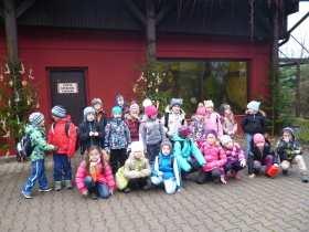 ŠKOLNÍ DRUŽINA V ZOO DVŮR KRÁLOVÉ NAD LABEM Ve středu 2. 12. 2015 navštívily děti ze školní družiny ZOO ve Dvoře Králové nad Labem. Jako každoročně jely děti z prvních tříd.