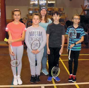 Foto: archiv TJ Sokol Kostelec nad Orlicí Žákovský badminton opět v akci Od října 2014 pracuje při TJ Sokol Kostelec nad Orlicí oddíl žákovského badmintonu pro děti od osmi do patnácti let.