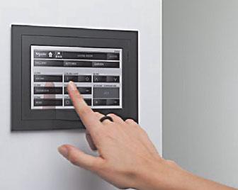 automatizace budov s moderními komu nikačními technologiemi na principu sběr nicových nebo bezdrátových sítí ovládají např rolety a žaluzie, vytápění a větrání nebo úroveň umělého osvětlení, a