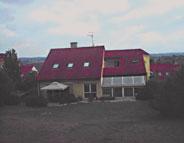 dílny (109 m2), sousedící s RD se samostatnými přípojkami Kolaudace na sklad proběhla v r 1995, zrekonstruováno v r 2009 Vytápění plynem, voda v plastu, nové elektrorozvody 230/380V Nová střecha,