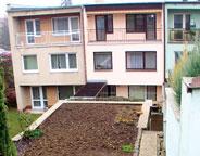 stačí 100 m2 777 812 681 Chatu 0+2, přízemní ZP 42m2, s půdním prostorem v sedlové stře še Přízemí: pokoj s jídelním a kuchyňskym koutem,ložnice V chatě je chemicke wc Pozemek je oplocený o výměře