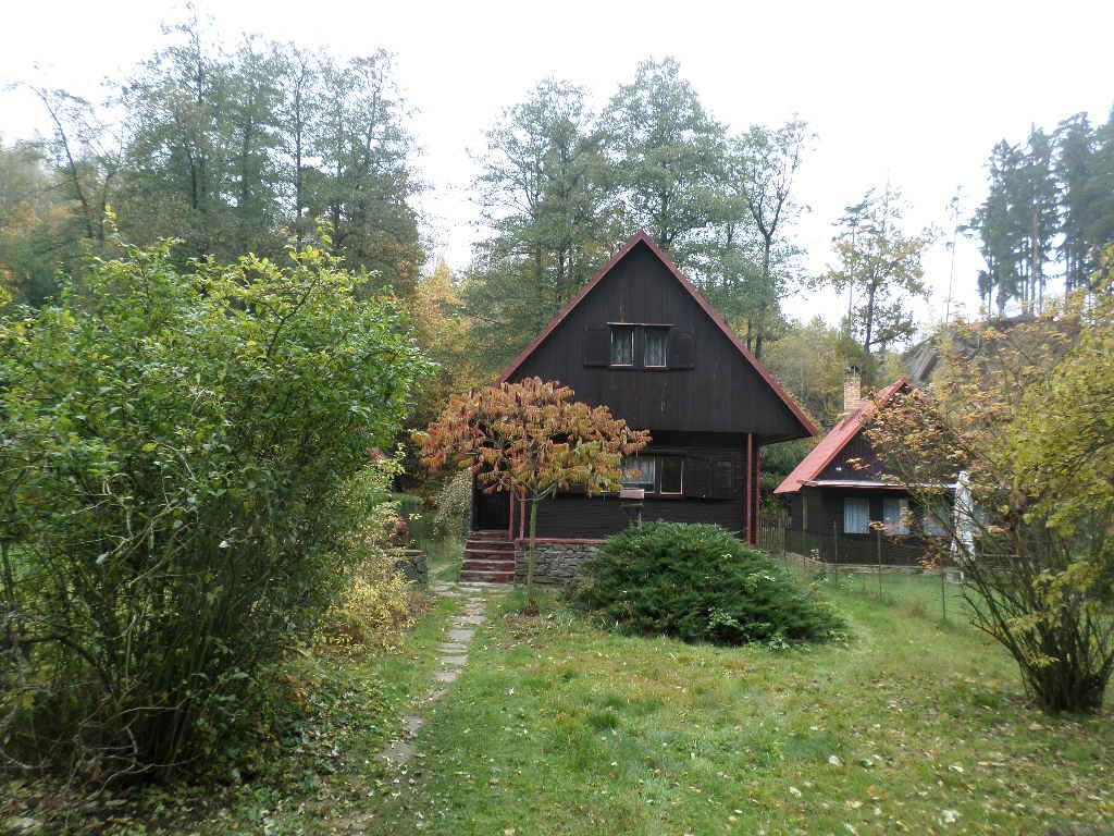 ZNALECKÝ POSUDEK O CENĚ OBVYKLÉ číslo 271/A/2015 NEMOVITÁ VĚC: podíl 1/2 nemoviostí st.č.161 včetně stavby č.e.5029 jiná stavba a p.p.č.457/8 zahrada v katastrálním území Nesměň u Zásmuk Katastrální údaje : Kraj Středočeský, okres Kolín, obec Zásmuky, k.